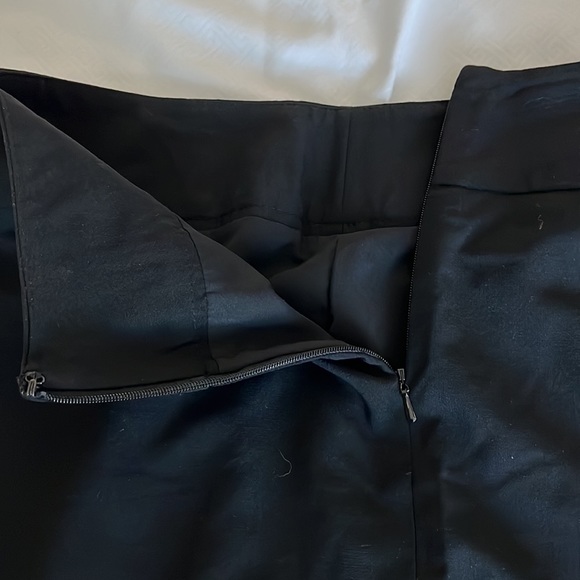 Banana Republic black lined stretch skirt, size 2, side zipper, slit in back - Picture 6 of 10